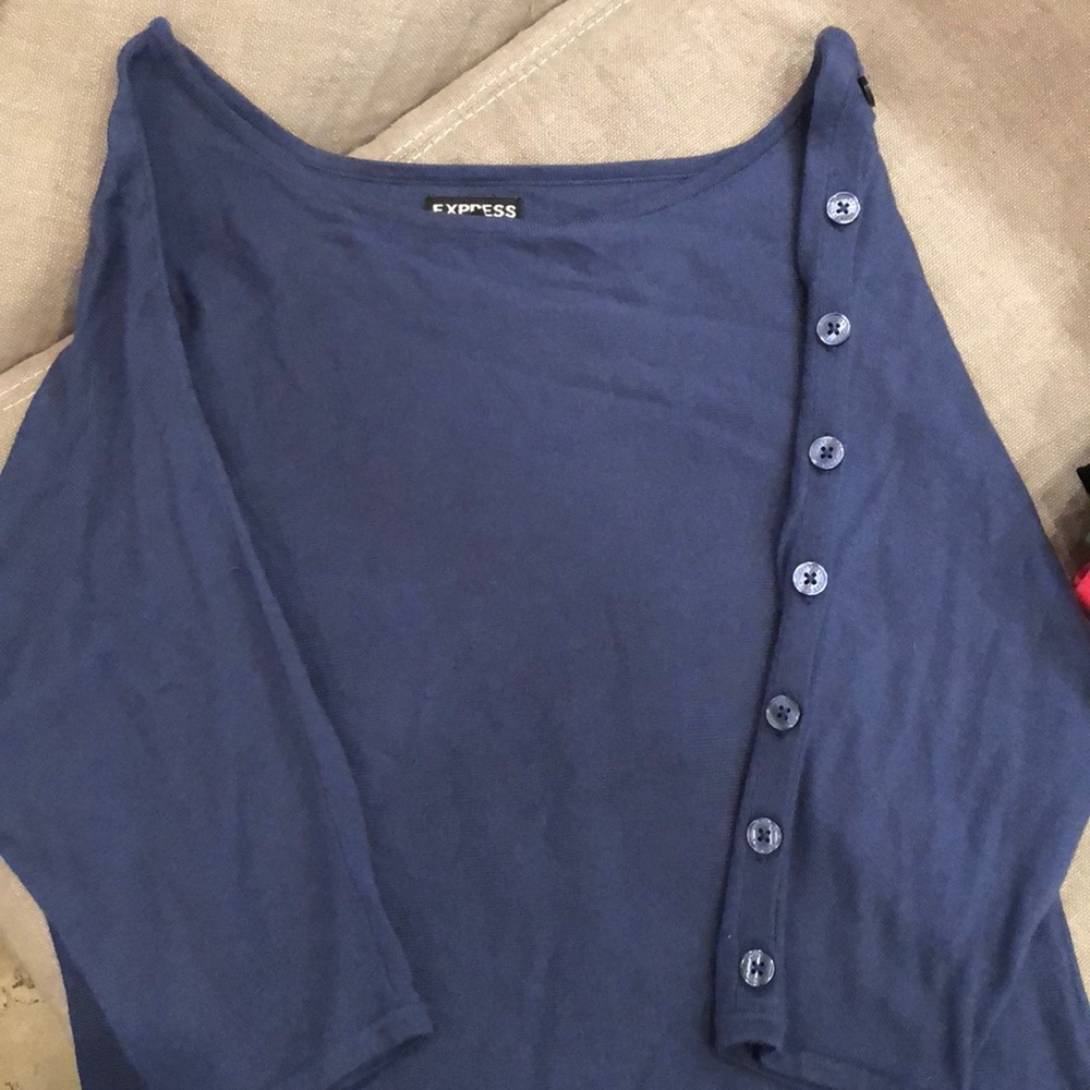 Express 3/4 sleeve w buttons shirt.